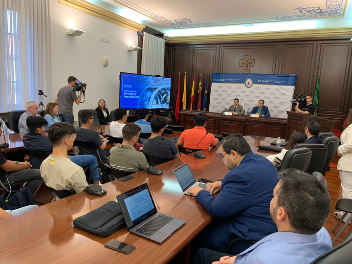 El consejero de Fomento e Infraestructuras, José Ramón Díez de Revenga, durante la inauguración de la VIII Jornada de Movilidad y Seguridad Vial organizada por la Ucam (3 de 3)