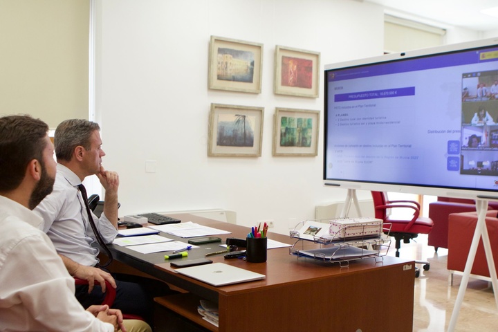 El consejero de Presidencia, Turismo, Cultura, Deportes y Portavocía, Marcos Ortuño, participa en la Conferencia Sectorial de Turismo, acompañado por el director del Itrem, Juan Francisco Martínez.