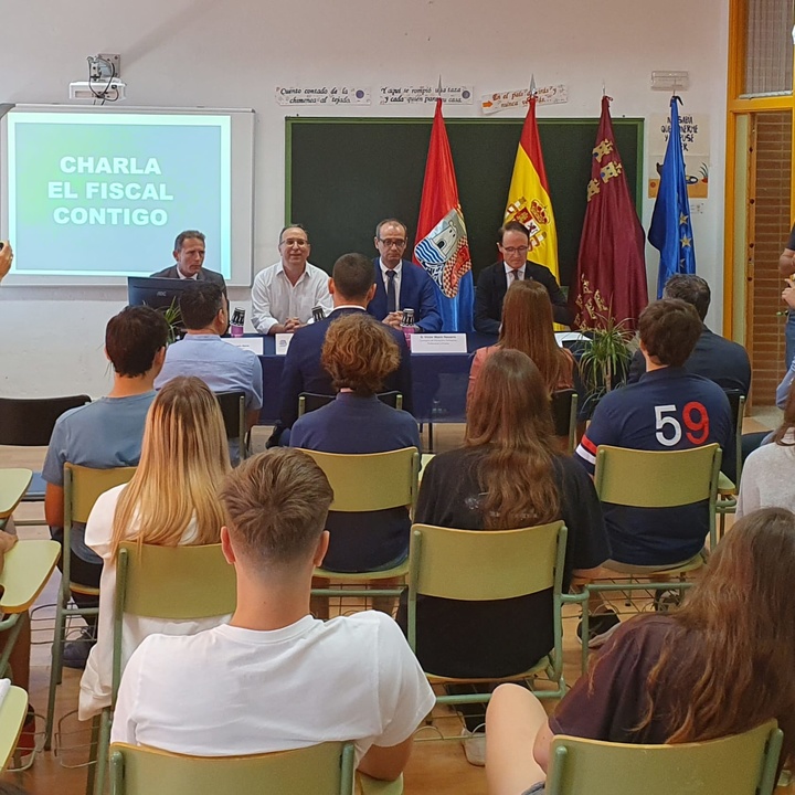 El consejero Víctor Marín, durante su visita al colegio nuestra Señora de Los Dolores de Torre Pacheco (1).