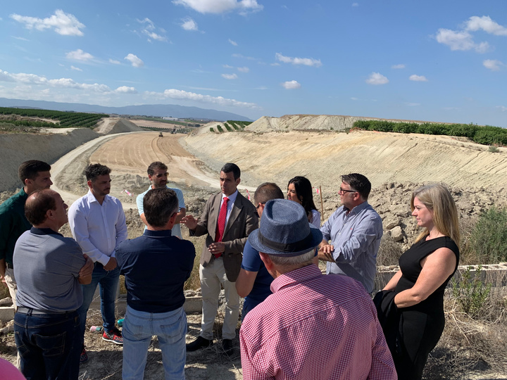 El consejero de Fomento e Infraestructuras, José Ramón Díez de Revenga, junto con la alcaldesa de Alguazas, Silvia Ruiz, durante el encuentro mantenido con empresarios y comerciantes para reivindicar el enlace de conexión del municipio con el Arco Noroeste (2 de 3)