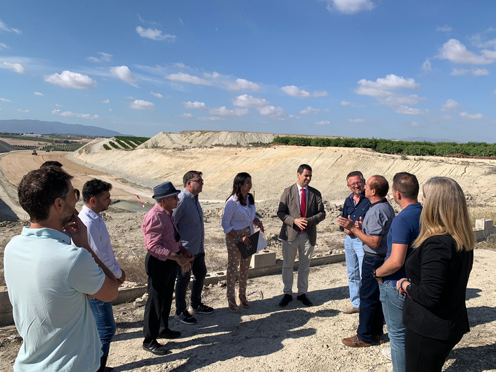 El consejero de Fomento e Infraestructuras, José Ramón Díez de Revenga, junto con la alcaldesa de Alguazas, Silvia Ruiz, durante el encuentro mantenido con empresarios y comerciantes para reivindicar el enlace de conexión del municipio con el Arco Noroeste (3 de 3)