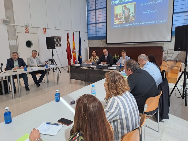 Educación informa en las comisiones de directores de Primaria y Secundaria de la reducción de la jornada laboral de los docentes