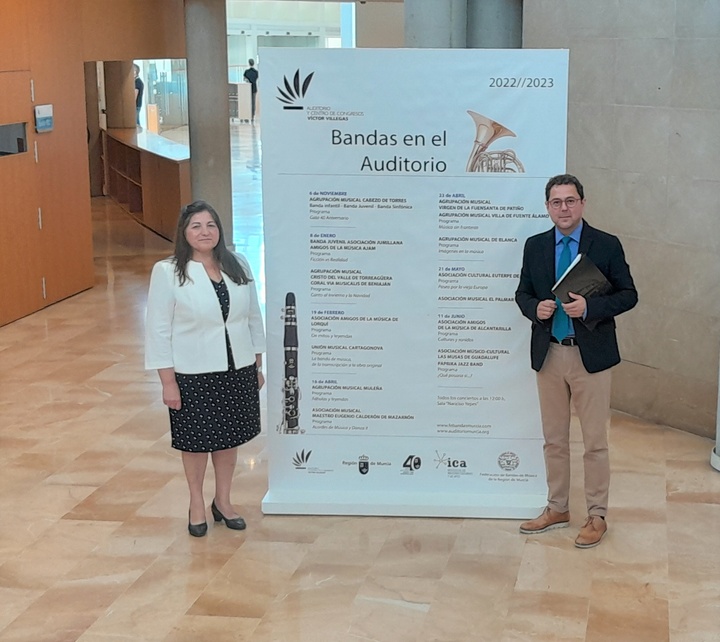 El director general del Instituto de las Industrias Culturales y las Artes (ICA), Manuel Cebrián, junto a la presidenta de la Federación de Bandas de Música de la Región de Murcia, Ginesa Zamora, posan ante el cartel anunciador del ciclo `Bandas en el Auditorio´ en una imagen de archivo.