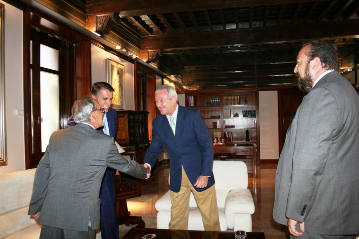 El presidente Valcárcel recibió hoy al director general de Cadena Ser. Raúl Rodríguez.