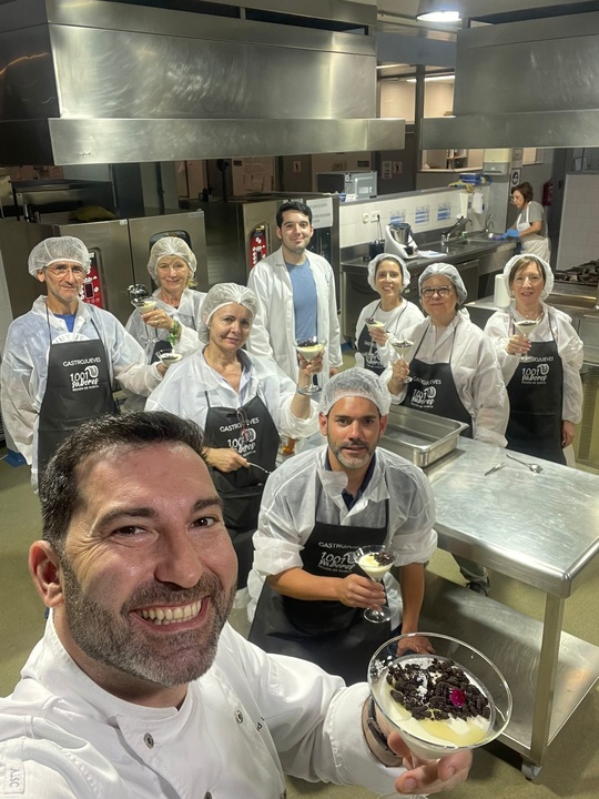 El chef David López y los alumnos del taller muestran una de las recetas cocinadas durante la actividad.