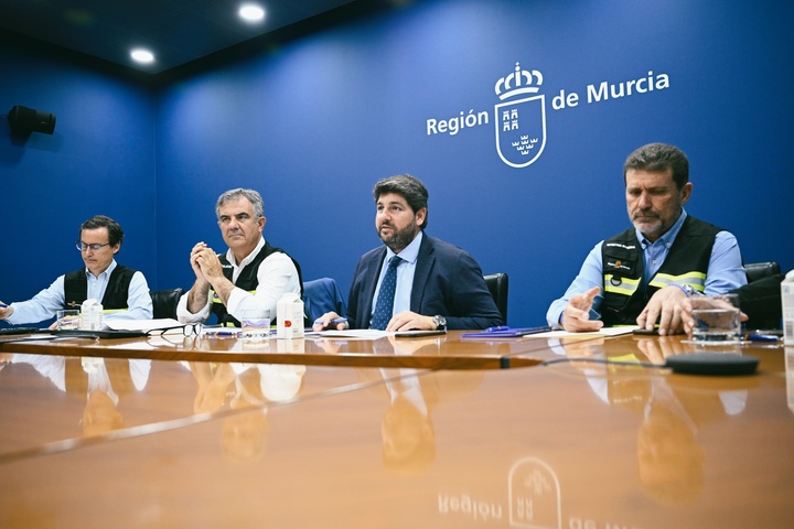 López Miras presidente la reunión para analizar la alerta por lluvias en la Región de Murcia (2)