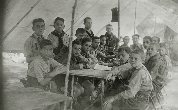 Un grupo de exploradores en una visita a Sierra Espuña realizada en 1930.