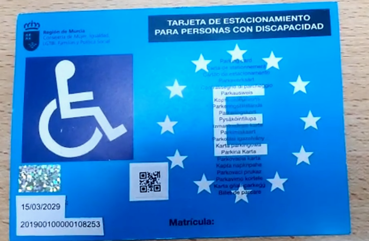 Tarjeta de aparcamiento para estacionamientos reservados en la vía pública de personas con discapacidad o movilidad reducida