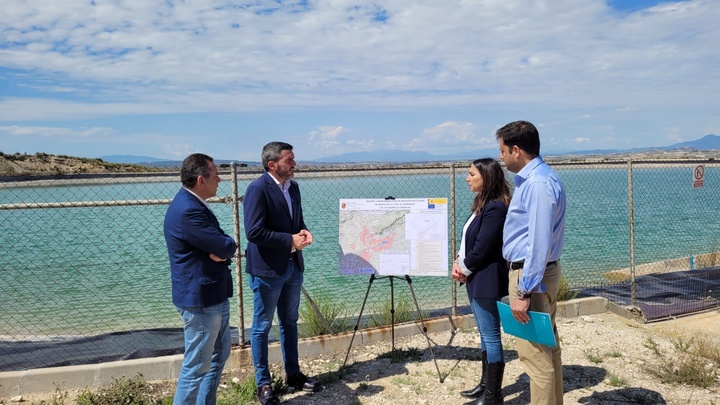 El consejero en funciones Antonio Luengo, durante su visita a la Comunidad de Regantes 'El Porvenir', de Abanilla.