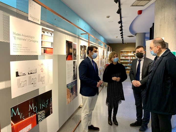 El consejero de Fomento e Infraestructuras, José Ramón Díez de Revenga, durante la inauguración de la exposición de los XXI Premios de Arquitectura de la Región de Murcia