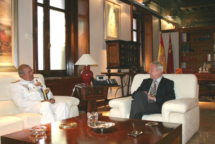 El Almirante de Acción Marítima visita al presidente Valcárcel