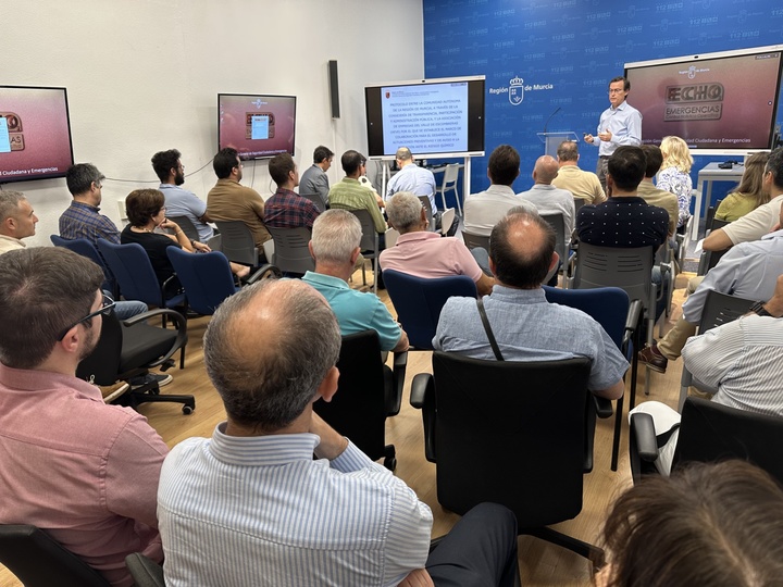 El subdirector general de Seguridad Ciudadana y Emergencias, diego del Rey, ofrece la primera charla a los asistentes a la 'Jornada Técnica de Gestión de Emergencias Químicas Asociación de Empresas del Valle de Escombreras (AEVE) y Dirección General de Seguridad Ciudadana y Emergencias'.