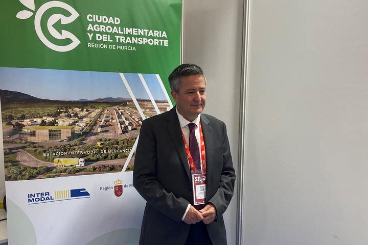 El secretario general de la Consejería de Fomento e Infraestructuras, Enrique Ujaldón, durante la presentación de la Ciudad Agroalimentaria y del Transporte en el SIL de Barcelona.