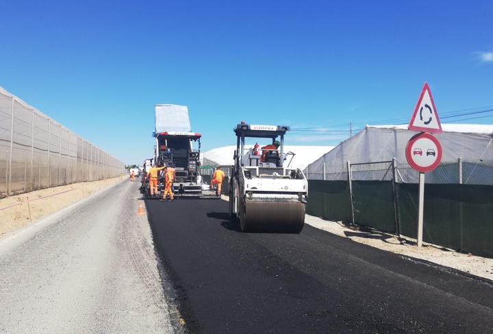 Operarios realizando actuaciones de aglomerado sobre el vial que une las pedanías de Los Tárragas y Lo Romero, en San Pedro del Pinatar