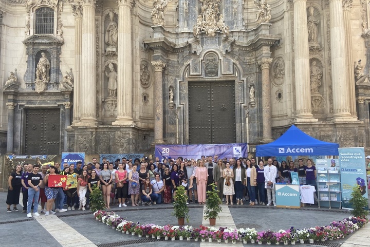 La consejera de Política Social, Familias e Igualdad en funciones visita el estand de Accem con motivo del día del refugiado