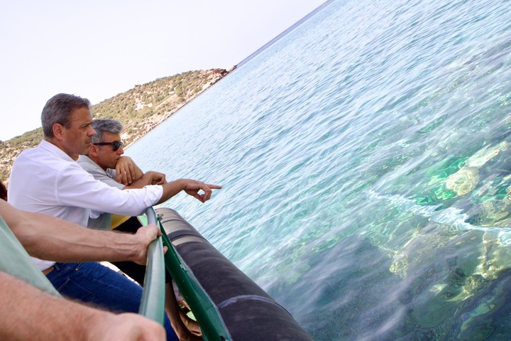 El consejero en funciones de Presidencia, Turismo, Cultura, Juventud, Deportes y Portavocía, Marcos Ortuño, y el director científico del equipo de arqueólogos, Carlos de Juan, observan el pecio desde una embarcación.