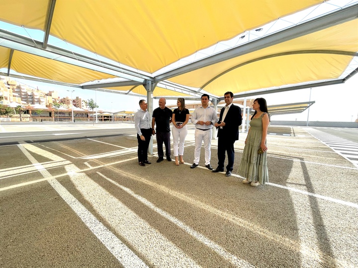 El consejero en funciones de Fomento e Infraestructuras, José Ramón Díez de Revenga, junto con el alcalde de San Javier, José Miguel Luengo, durante su visita a las obras del nuevo aparcamiento disuasorio de La Manga enmarcadas en la EDUSI 'La Manga 365' (2 de 2)