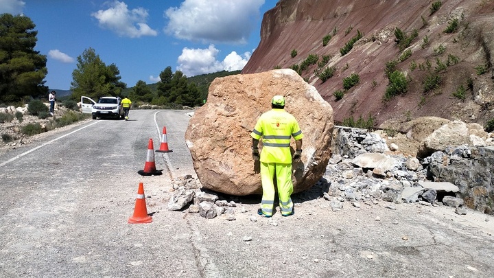 Operarios realizan trabajos de emergencia para reparar los daños causados por las lluvias en la carretera del Campo de San Juan.