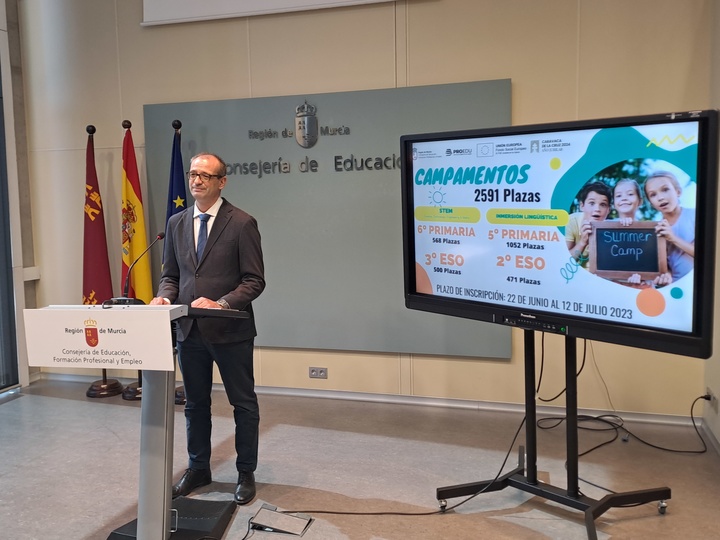 El consejero en funciones de Educación, Formación Profesional y Empleo, Víctor Marín, presentó los campamentos de inglés y Steam para alumnos de Primaria y Secundaria.