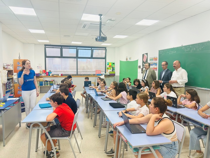 Imagen de la visita de los directores generales de Informática y Transformación Digital, Javier Martínez Gilabert, y de Atención a la Diversidad, Innovación y Formación Profesional, Juan García Iborra, en una de las sesiones de la tercera edición de los talleres STEAM