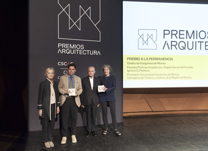 La presidenta del CSCAE, Marta Vall-Llossera, junto al director del ICA, Manuel Cebrián, y los arquitectos autores del Centro de Congresos, Ángela García de Paredes e Ignacio G. Pedrosa (De izquierda a derecha).