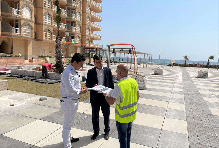 El consejero en funciones de Fomento e Infraestructuras, José Ramón Díez de Revenga, junto con el alcalde de San Javier, José Miguel Luengo, durante su visita a las obras de la Plaza Castillos del Mar enmarcada en la estrategia EDUSI 'La Manga 365' (1)