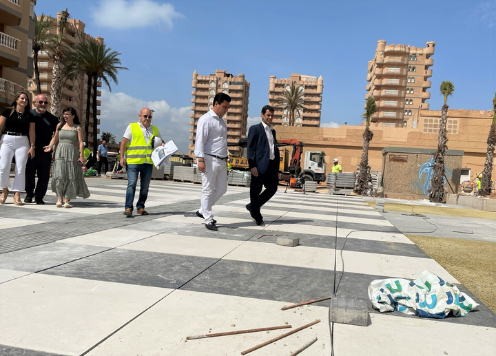 El consejero en funciones de Fomento e Infraestructuras, José Ramón Díez de Revenga, junto con el alcalde de San Javier, José Miguel Luengo, durante su visita a las obras de la Plaza Castillos del Mar enmarcada en la estrategia EDUSI 'La Manga 365' (2)