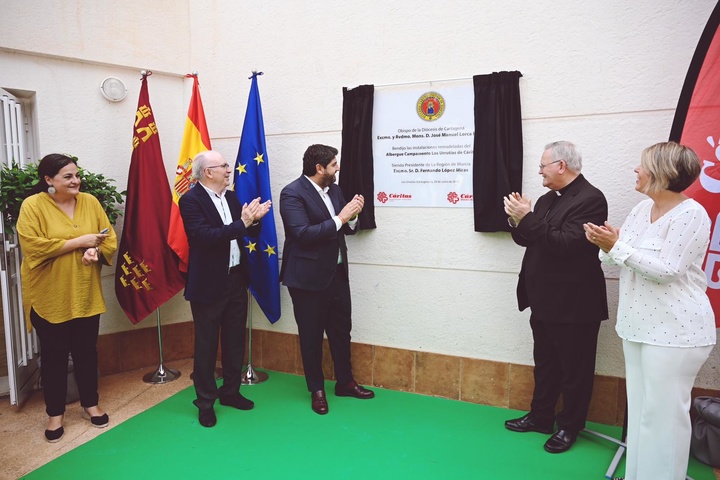 López Miras, durante el acto de presentación de las nuevas instalaciones del albergue campamento de Cáritas en Los Urrutias