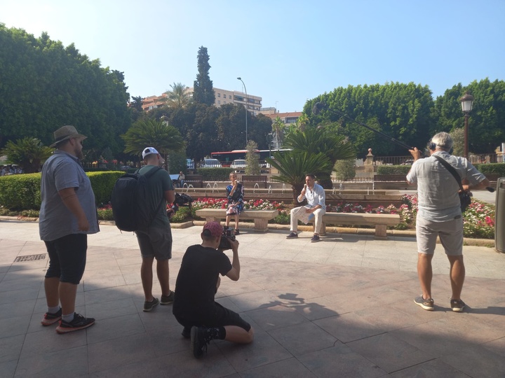 El equipo de profesionales de la televisión checa en su visita a la ciudad de Murcia.