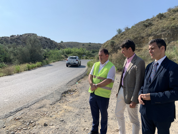 Un técnico de la Dirección General de Carreteras expone al consejero y al alcalde los detalles de la próxima actuación de mejora en la carretera que une Molina de Segura con Alcantarilla