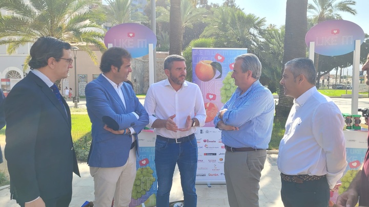 El consejero en funciones Antonio Luengo, durante el acto de presentación de la campaña de promoción de fruta de la Región entre los turistas.
