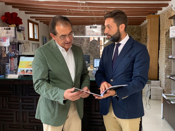 El director del Instituto de Turismo de la Región de Murcia (Itrem), Juan Francisco Martínez, y el concejal de Turismo de Lorca, Santiago Parra, tras la presentación de la certificación de Sostenibilidad Turística conseguida por la red regional.