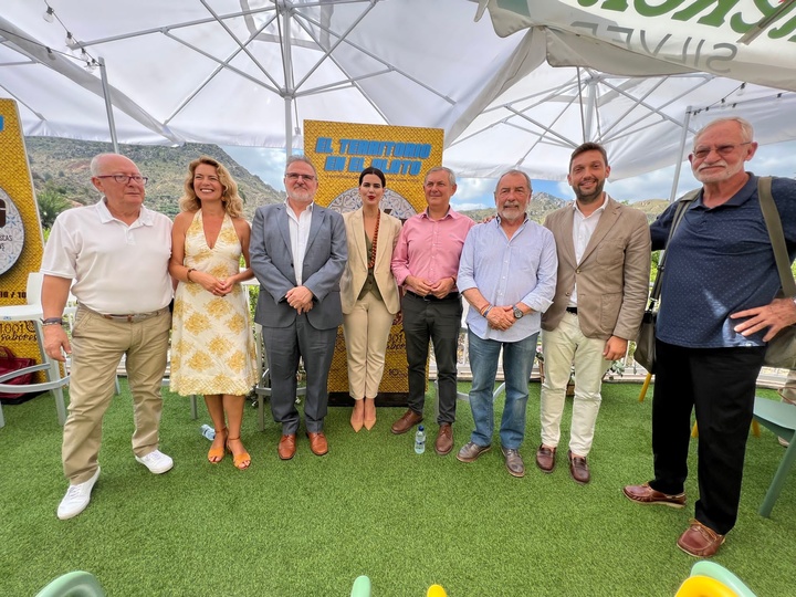 El director del Itrem, Juan Francisco Martínez,(2d), los alcaldes de Ricote, José Emilio Palazón (3d), y Ojós, Rafael Guillamón (4d), junto con la diputada regional Miriam Guardiola 84i) y participantes en el foro.