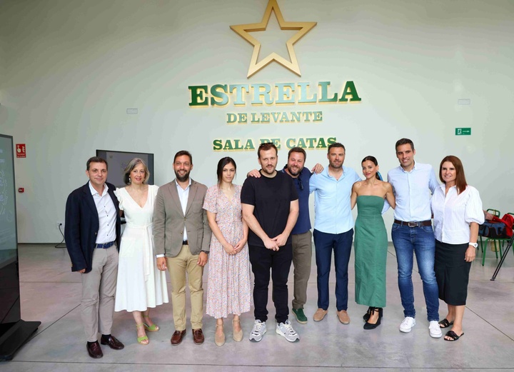 Organizadores y patrocinadores de la 'Semana del lúpulo' tras su presentación.