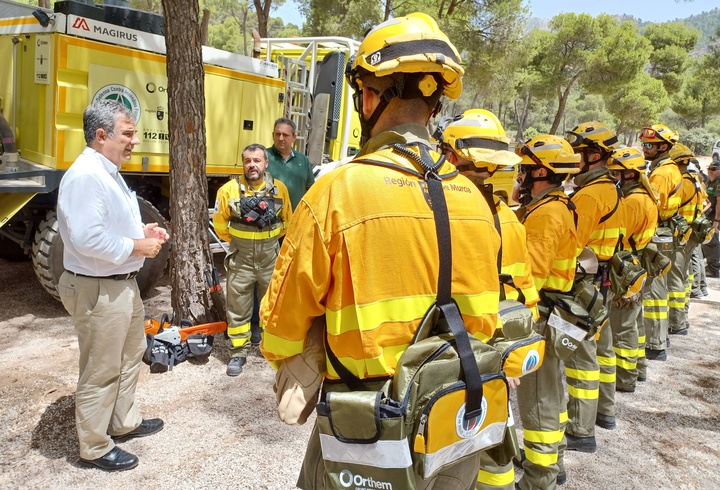 El consejero en funciones de Medio Ambiente, Mar Menor, Universidades e Investigación, Juan María Vázquez, visita a los integrantes de la BRIFOR de Totana, que compartirán con la BIEM III de la UME los ejercicios de prevención de incendios en Sierra Espuña