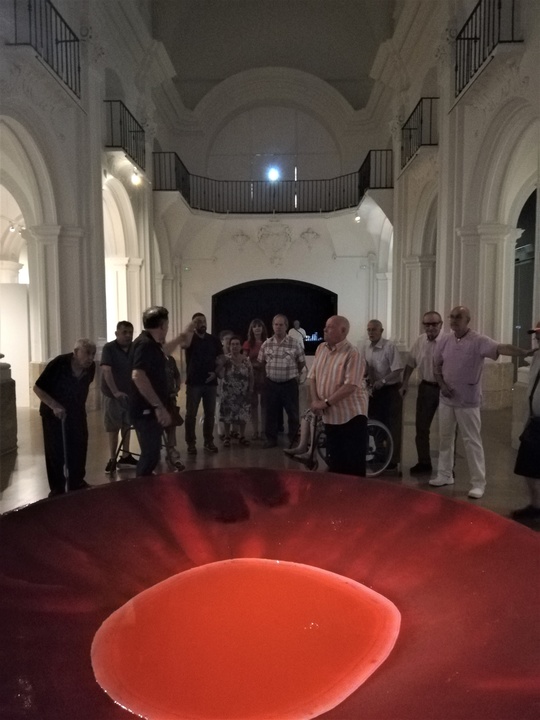 Un grupo de mayores del Centro de Día `Virgen de las Maravillas´ de Cehegín sigue las explicaciones del artista Nicolás de Maya en su visita guiada.