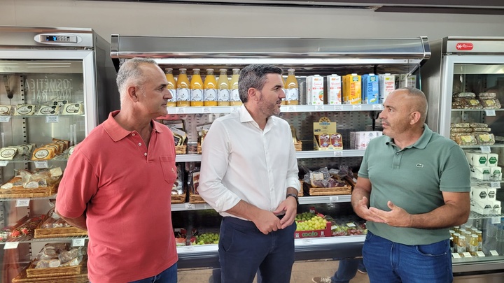 El consejero en funciones de Agua, Agricultura, Ganadería y Pesca, Antonio Luego, visita Coato.