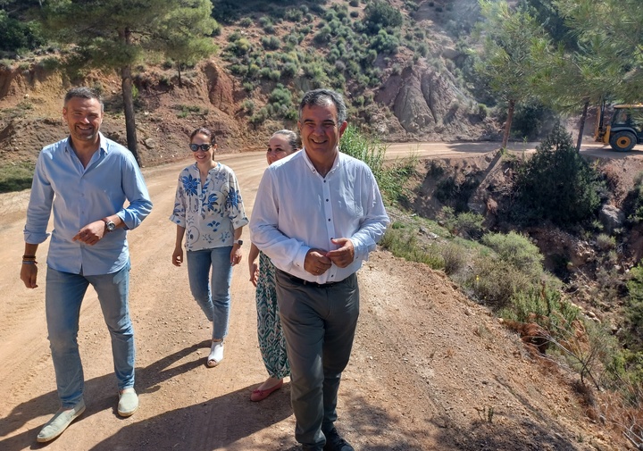 El consejero en funciones de Medio Ambiente, Mar Menor, Universidades e Investigación, Juan María Vázquez, visita las obras de arreglo del camino de acceso a la base forestal de La Alberquilla, en Caravaca de la Cruz
