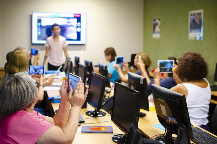 Educación ofrece más de 1.600 plazas para que adultos adquieran competencias digitales (foto de banco de imágenes).