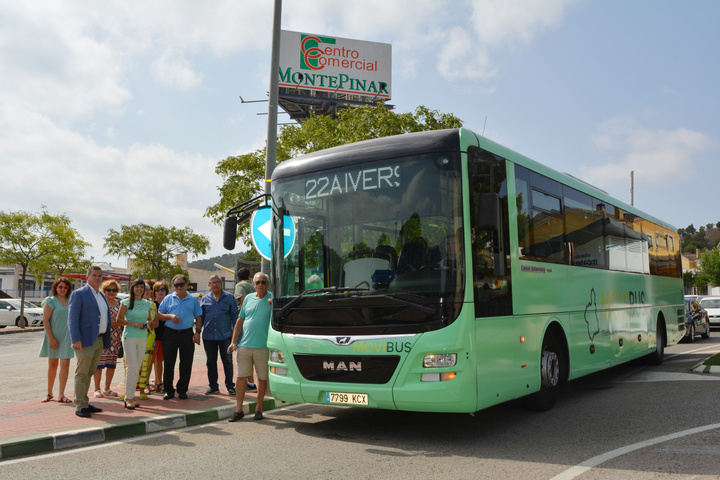 La directora general de Movilidad y Litoral, Marina Munuera, informa de los nuevos servicios públicos a los vecinos desde la nueva parada habilitada en la urbanización Montepinar (2 de 3)