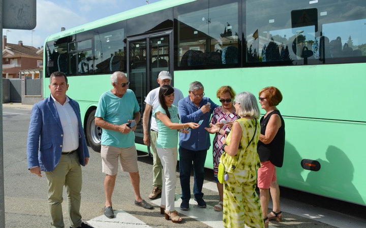 La directora general de Movilidad y Litoral, Marina Munuera, informa de los nuevos servicios públicos a los vecinos desde la nueva parada habilitada en la urbanización Montepinar (3 de 3)