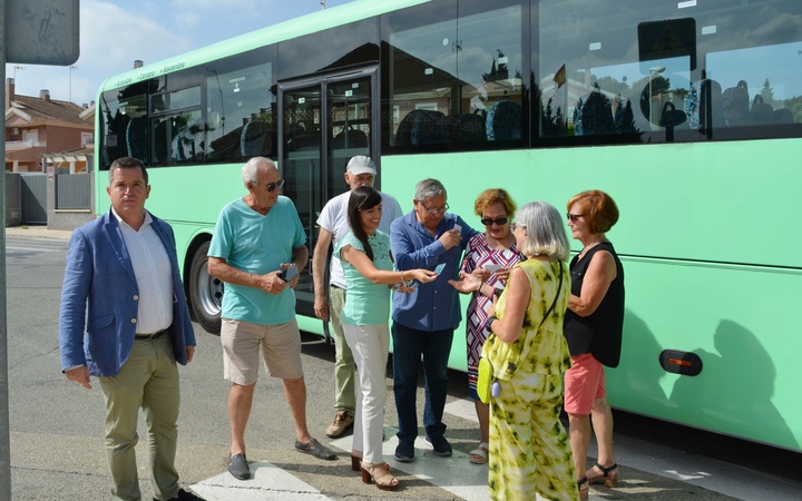 La directora general de Movilidad y Litoral, Marina Munuera, informa de los nuevos servicios públicos a los vecinos desde la nueva parada habilitada en la urbanización Montepinar (3 de 3)