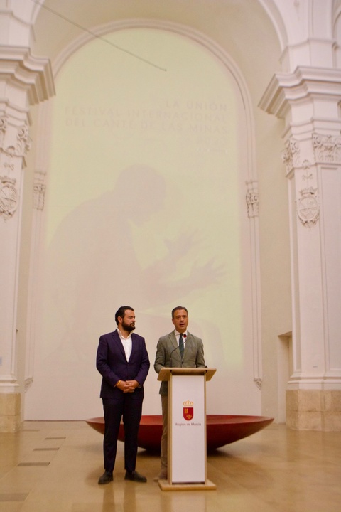 El consejero de Presidencia Turismo, Cultura, Juventud, Deportes y Portavocía, Marcos Ortuño, junto con el alcalde de La Unión, Joaquín Zapata, en la presentación de la agenda cultural del Festival Internacional del Cante de las Minas.