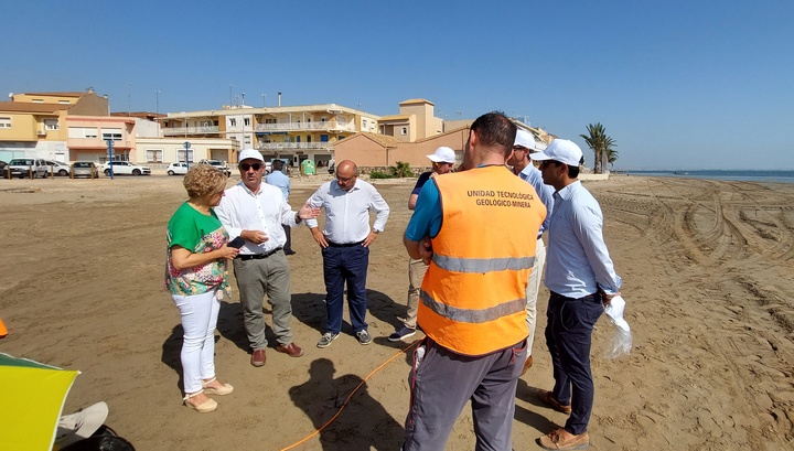 El consejero en funciones de Medio Ambiente, Mar Menor, Universidades e Investigación, Juan María Vázquez, se reunió en la playa de Los Urrutias con los responsables de la empresa adjudicataria de la colocación de piezómetros