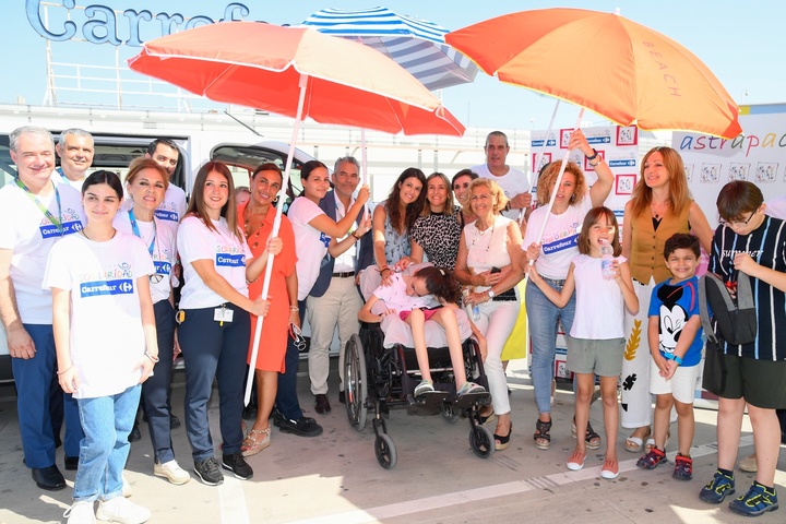 Conchita Ruiz Caballero asiste a la entrega de un vehículo adaptado de nueve plazas a Astrapace, por parte de la Fundación Solidaria Carrefour a Astrapace