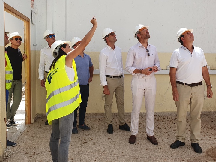 El consejero en funciones de Educación, Formación Profesional y Empleo, Víctor Marín, visitó las obras IES Ginés Pérez Chirinos, acompañado por el alcalde de la localidad, José Francisco García.