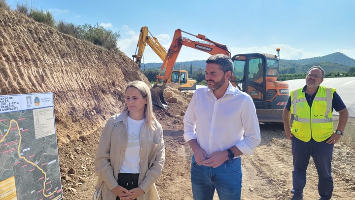 El consejero en funciones de Agua, Agricultura, Ganadería y Pesca, Antonio Luengo, visita el camino rural de la Fuente de Juan González, en el municipio de Cehegín, para comprobar el avance de las obras que se llevan a cabo para mejorar el firme y la seguridad