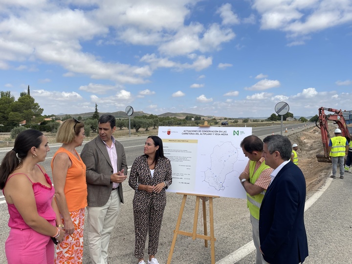 El consejero en funciones de Fomento e Infraestructuras, José Ramón Díez de Revenga, la alcaldesa de Yecla, Remedios Lajara, la alcaldesa de Jumilla, Seve González, y el secretario general de la Consejería, Enrique Ujaldón, durante la visita a una de las primeras actuaciones que se están realizando dentro del Plan de Conservación de Carreteras del Altiplano y Vega del Segura (1)