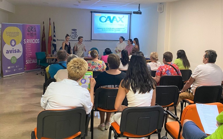 La directora de Mujer y Diversidad de Género, Silvia Muñoz, durante la formación impartida a los profesionales de la hostelería de Jumilla