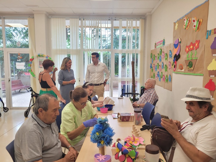 La consejera en funciones de Política Social, Familias e Igualdad, Conchita Ruiz, durante su visita a la residencia municipal de Blanca la pasada semana